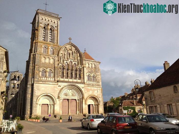 Nhà thờ, ngọn đồi ở Vezelay - Pháp- ảnh 3