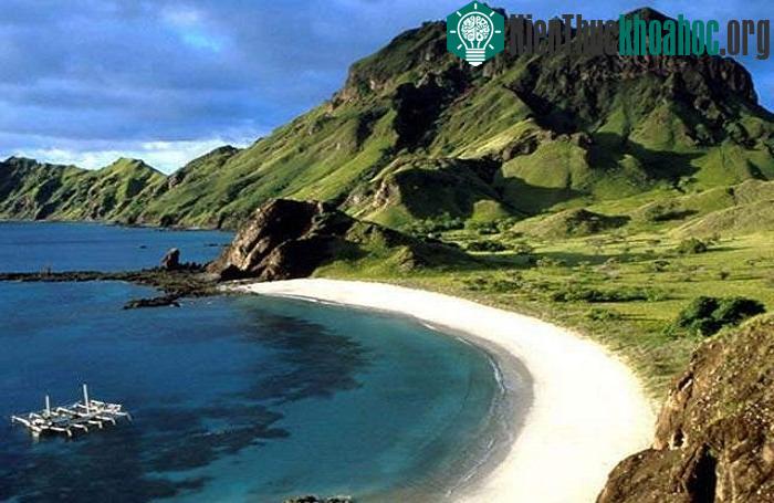 Bờ biển đẹp như tranh quanh vườn quốc gia Komodo