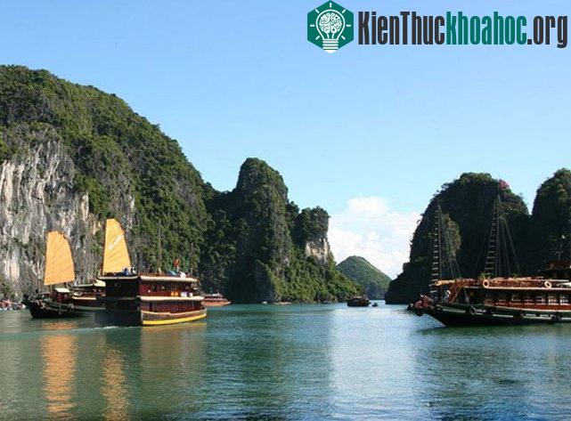 Vịnh Hạ Long - Kỳ quan đất dựng giữa trời cao
