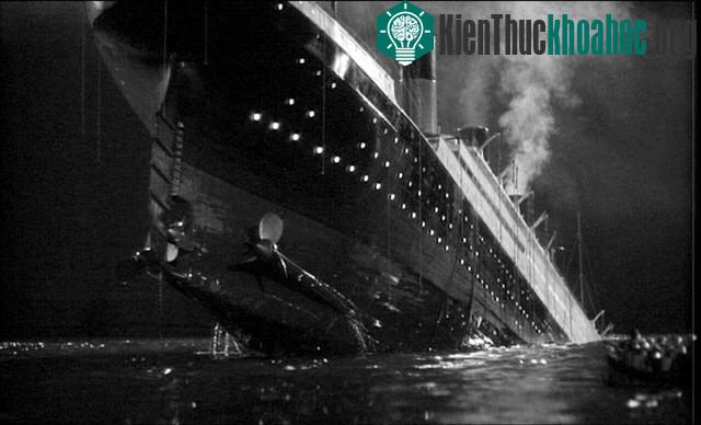 Tàu Titanic đã phát đi tín hiệu SOS sau khi đâm phải tảng băng trôi, nhờ đó mà nhiều người được cứu sống khi một con tàu khác nhận được tín hiệu này.