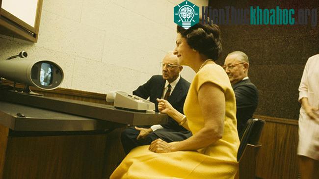 Đệ Nhất Phu Nhân Lady Bird Johnson thực hiện cuộc gọi video qua Picturephone​