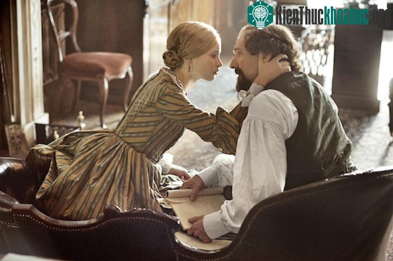 Một cảnh trong phim "The Invisible Woman" về Charles Dickens và Nelly Ternan