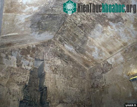 Hầm mộ của Hoàng hậu được xây bằng đá vôi.