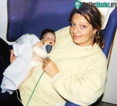 Bé gái có ngũ tạng đảo lộn ảnh 2