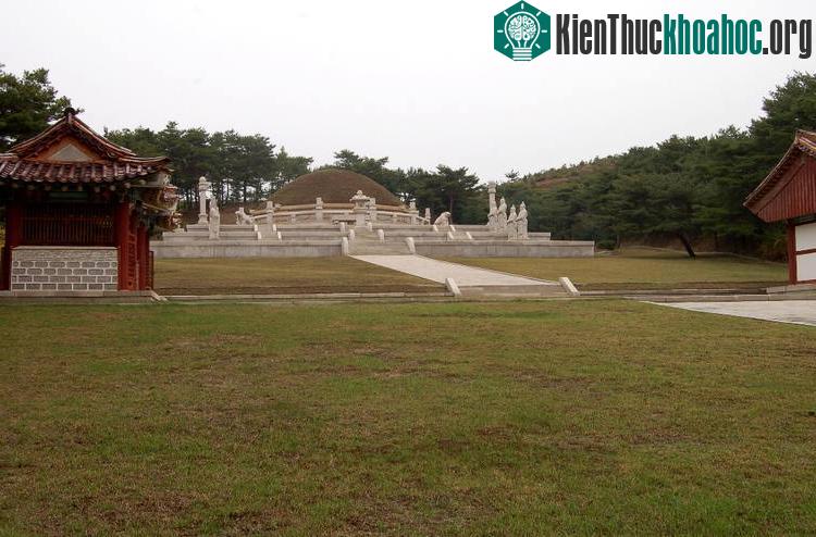 Khi còn là kinh đô của vương triều Cao Ly, thành phố này có tên gọi là Songdo.