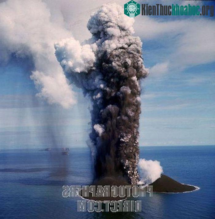 Sự việc bắt đầu lúc 7h15 ngày 14/11/1963, khi một tàu đánh cá đi ngang qua ngoài khơi phía Nam Iceland thuộc quần đảo Westman, thuyền trưởng tàu này, Isleifur II, thấy một cột khói bốc lên ở phía T...