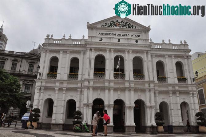 Do vậy tại Ma Cao có sự hiện diện của nhiều kiến trúc đến từ những quốc gia khác nhau và nhiều tôn giáo khác nhau cùng tồn tại