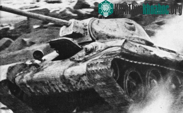 Xe tăng T-34 tràn qua phòng tuyến quân Trục.
