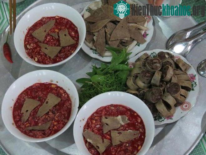 Việc người ăn tiết canh có bị nhiễm giun, sán phụ thuộc vào việc con vật đó có nhiễm sán hay không.