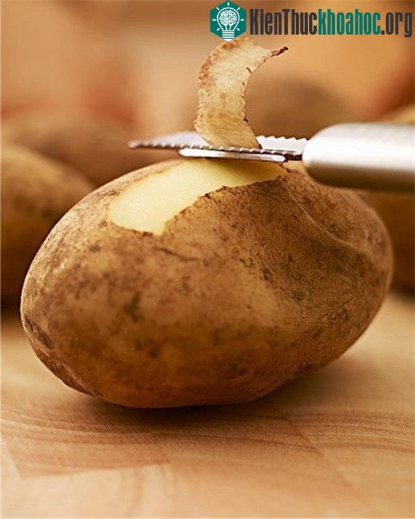 Cho vỏ khoai tây cùng nước vào ấm và đun chừng 10 phút, các lớp cặn sẽ tự bong ra.