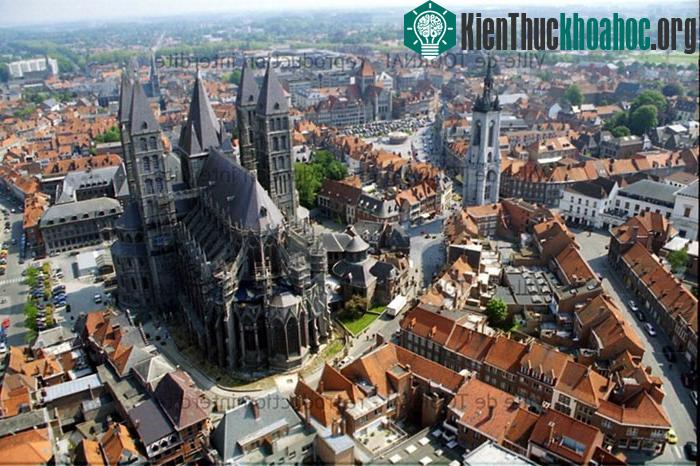 Các tháp chuông có chiều cao không đồng đều, được xây dựng vào thế kỷ 13 theo phong cách Gothic kết hợp vơi Roman.
