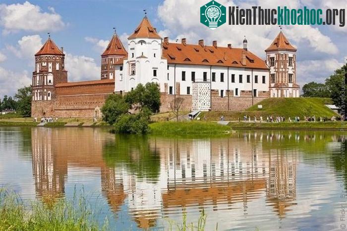 Về sau lâu đài được xây dựng bổ sung thêm nhiều phần với các phong cách khác nhau như phong cách Phục Hưng và Baraque.