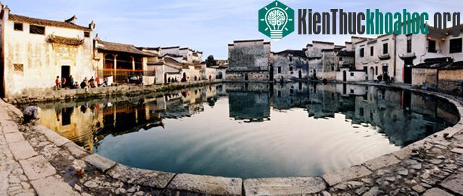 Vẻ đẹp như tranh vẽ với những con đường nhỏ, những mái nhà liêu xiêu, những cây cầu nhỏ vắt ngang được được xắp xếp hài hòa tạo tại hai thôn Tây Đệ và Hoàng Thôn