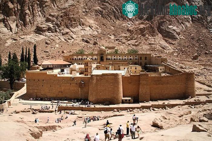 Tu viện được xây dựng vào thế kỷ thứ 6 theo phong cách kiến trúc Byzantine với các biểu tượng Công giáo.