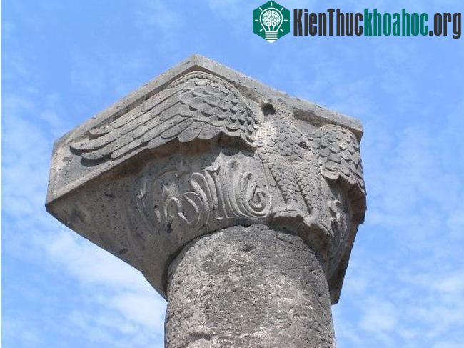 Cột đá của nhà thờ