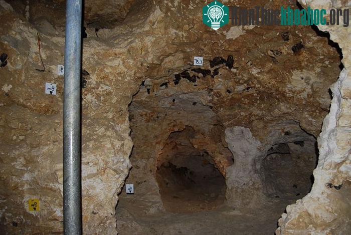 Dấu vết khai thác tại các mỏ đá lửa được phát hiện lần đầu tiên năm 1840, nhưng phải đến năm 1847, mỏ đá này mới được chú ý khi việc xây dựng một tuyến đường sắt qua khu vực được tiến hành.