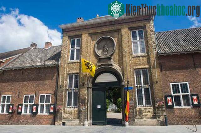 Các tu viện Besguinages thường được xây dựng trong một khuôn viên lớn với nhiều công trình khép kín gồm các tòa nhà để làm nhà thờ, nhà nguyện, nhà ở, bệnh xá, vườn cây.....