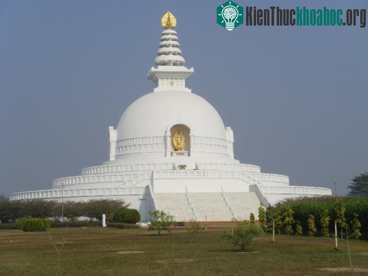 Lumbini có một số ngôi chùa, đền thờ trong đó có đền thờ Hoàng hậu Mada.