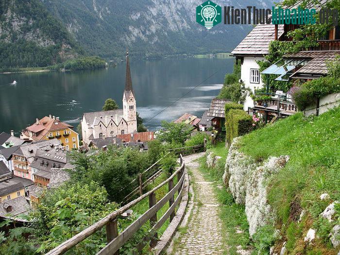 Dù trải qua nhiều biến cố lịch sử nhưng cho đến nay thành phố Hallstatt vẫn giữ được những nét đẹp quyến rũ của các công trình kiến trúc, nhà cửa cũng như cảnh quan chung ở đây như thời Trung cổ.
