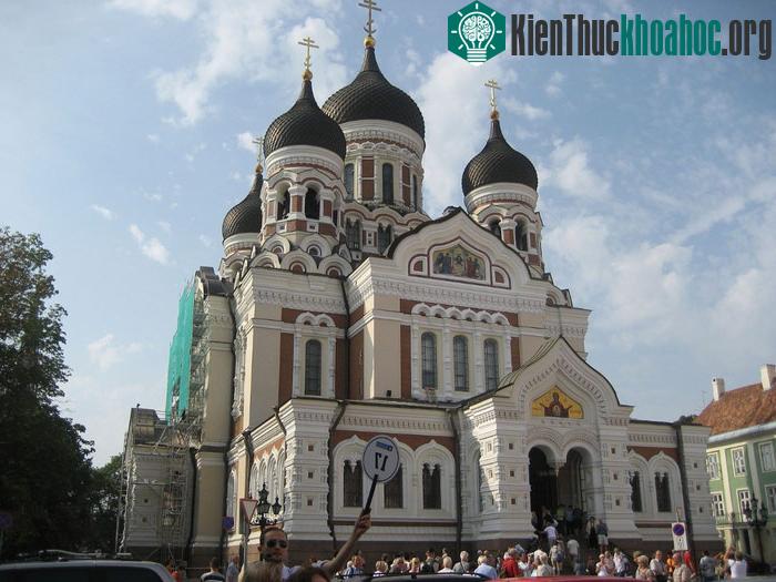 Trung tâm lịch sử của Tallinn đẹp nổi tiếng với những công trình kiến trúc công cộng như nhà thờ, tòa thị chính, quảng trường trung tâm ...