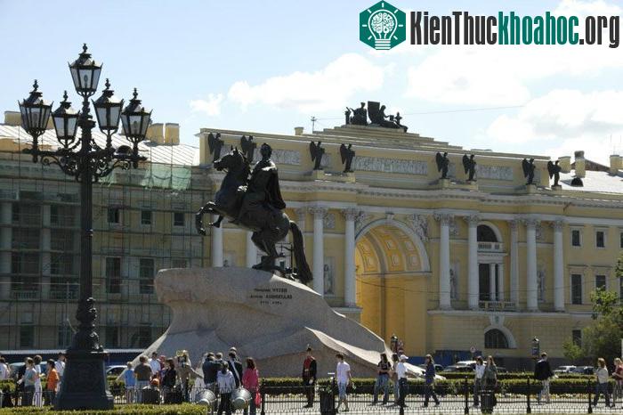 Saint Petersburg toạ lạc trên 42 hòn đảo của châu thổ sông Neva - con sông có lưu lượng nước lớn nhất châu Âu