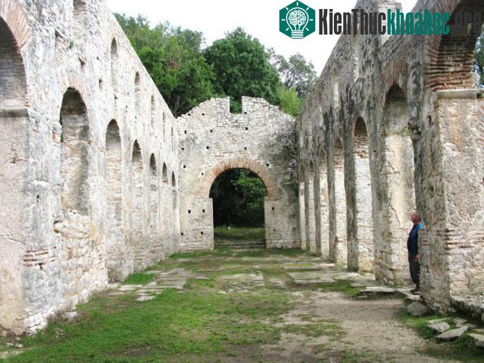 Trong thế kỷ thứ 3 sau công nguyên, Butrint đã phải hứng chịu 1 trận động đất lớn.