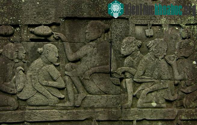 Kiến trúc Khmer phát triển phần lớn từ của tiểu lục địa Ấn Độ, từ cái gốc đó nó nhanh chóng trở nên khác biệt rõ ràng với những đặc điểm riêng biệt khi kết hợp với văn hóa các nước