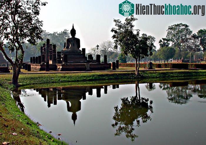 Vua Ramkhamhaeng cũng đã cho đẩy mạnh phát triển tôn giáo và văn hóa và nhờ những nỗ lực này Đạo Phật đã được phổ biến trong nhân dân.