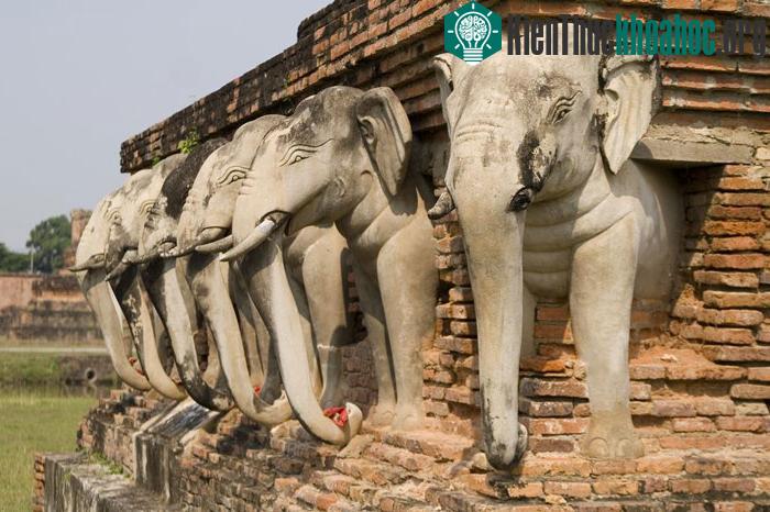 Quân đội Burma khi xâm lược thủ đô đã ra lệnh đốt cháy và phá hủy nhiều công trình kiến trúc hoành tráng và lộng lẫy của vương triều Ayutthaya.