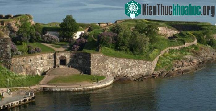 Nằm trên hòn đảo ngoài biển khơi xa xôi nhưng Pháo đài Suomenlinna là một di tích vô cùng độc đáo và là một kiến trúc đặc biệt. Lịch sử của nơi này gắn chặt với Phần Lan và khu vực biển Baltic.