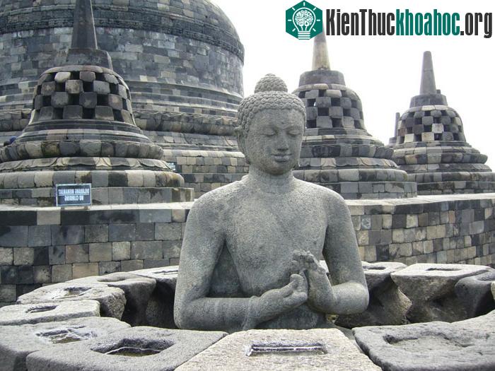 Trên mỗi tầng có nhiều hình ảnh được chạm khắc bên ngoài miêu tả các đền tháp, tượng phật...