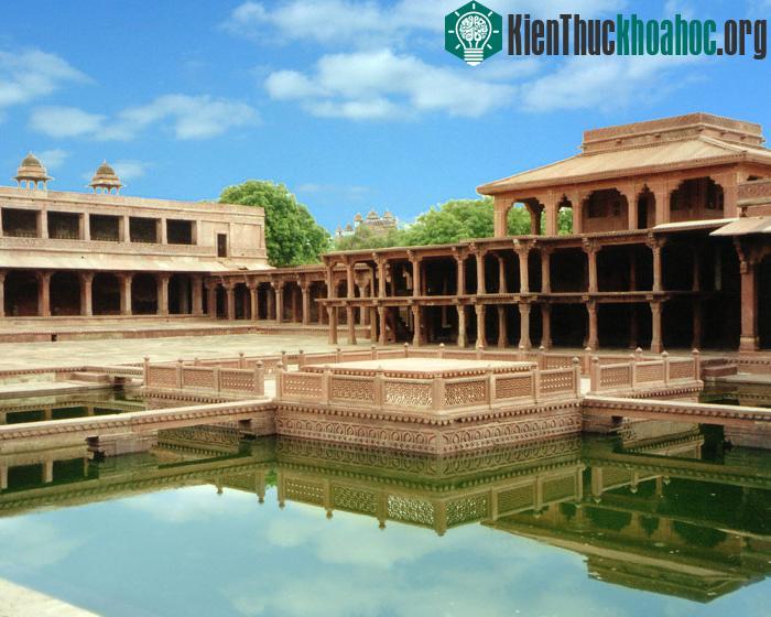 Thành Fatehpur Sikri được bao bọc bởi những bức tường có chiều dài 6 km, xen kẽ những bức tường này là những tòa tháp và 7 cổng chính để ra vào thành.