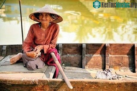 Nụ cười của cụ bà chèo thuyền chở khách qua sông ở Hội An. (Tác giả người Nhật Rio Akasaka).