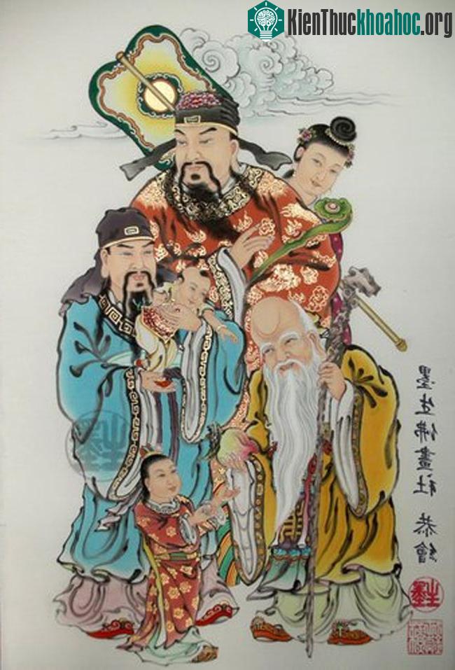 Ông Lộc tay cầm thỏi vàng.