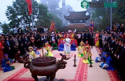 Giỗ Tổ không chỉ là ngày hội tụ con cháu về thắp hương cúng giỗ tổ tiên mà còn là ngày giao lưu văn hóa giữa các vùng miền.