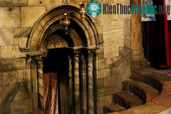Khối kiến trúc thực chất chính là sự kết hợp của 2 nhà thờ với 1 ngôi hầm bên dưới
