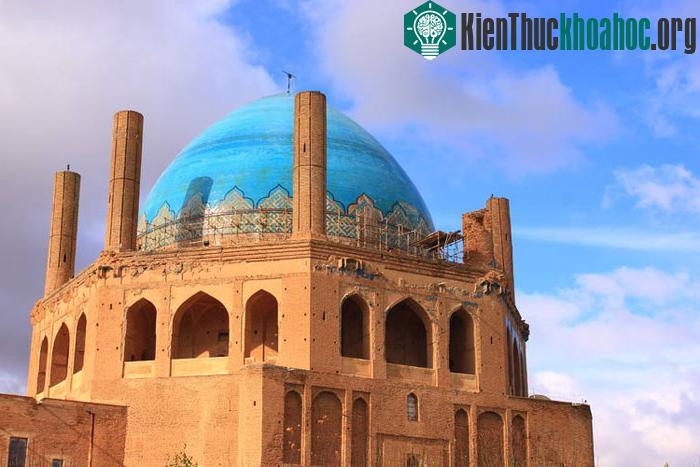 Mái vòm Soltaniyeh đã bị hư hỏng, xuống cấp khá nhiều sau hàng nghìn năm tồn tại.