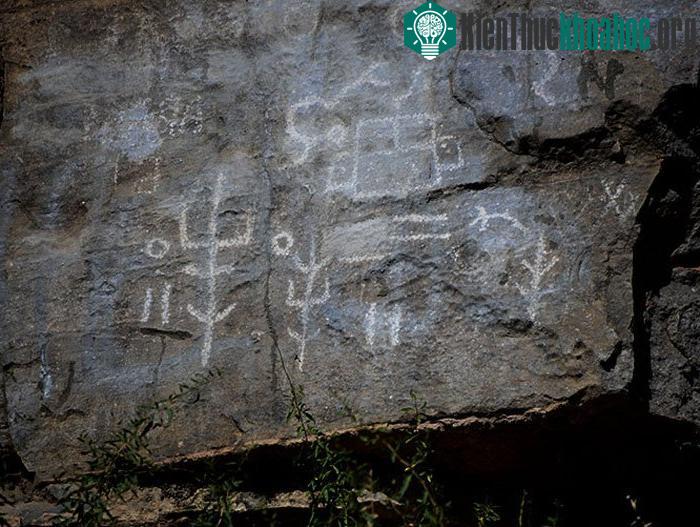Những bức tranh khắc đá trong hang động