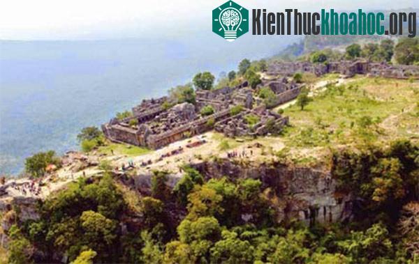 Đền nằm cheo leo trên dãy núi Dângrêk