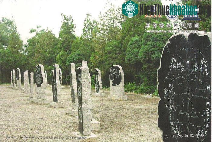 Toàn cảnh khu di tích Ẩn Khư được chia thành 02 phần riêng biệt, khu vực cung điện Hoàng gia và khu vực lăng tẩm.