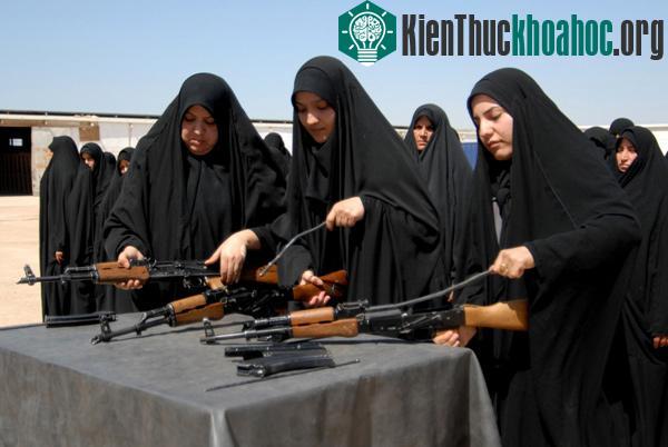Ak-47 dễ sử dụng đến mức phụ nữ cũng có thể thành thạo việc lắp ráp, bảo dưỡng súng.