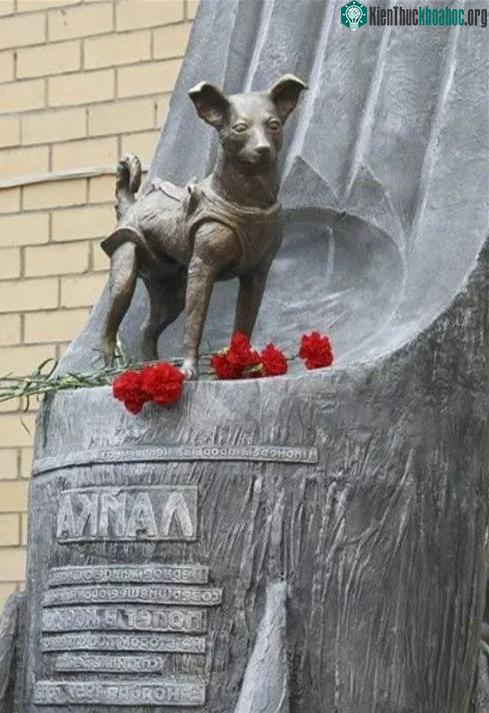 Tượng Laika.
