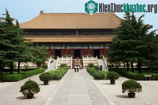 Những ngôi mộ trong lăng tẩm hoàng gia nhà Minh – Thanh là những đại diện nơi mà truyền thống của những thế hệ trước là cơ sở cho sự phát triển của những thế hệ tiếp theo.