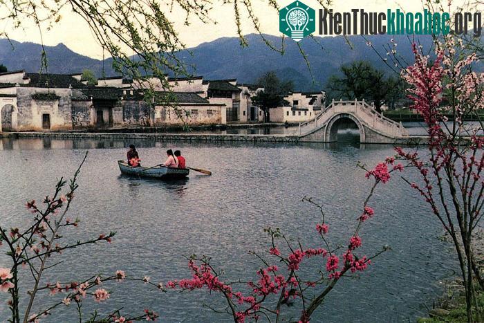 HIện nay ở thôn Hoành có khoảng 137 ngôi nhà cổ từ đời nhà Minh – Thanh được bảo tồn tương đối hoàn chỉnh, mỗi một ngôi nhà có một phong cách khác nhau.