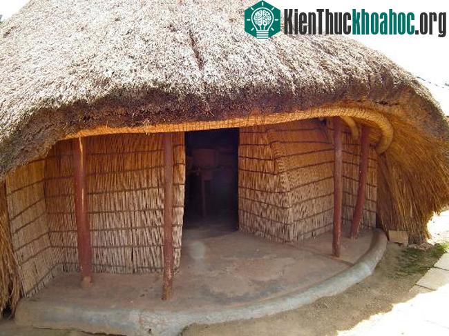 Khu lăng mộ này có kiến trúc vô cùng độc đáo, được xây dựng theo truyền thống bản địa với các vật liệu địa phương.