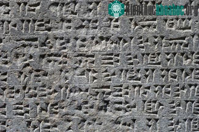 Những chạm khắc tinh xảo được chạm trên các cột đá và tường của nhà thờ Zvartnots còn sót lại tại di chỉ Zvartnots.