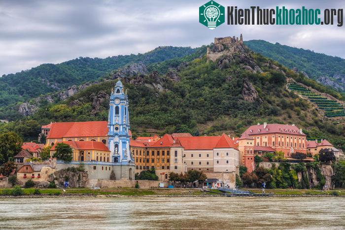 Nhà thờ Durnstein xanh dương nổi tiếng ở Wachau - nổi bật soi bóng xuống dòng sông Danube
