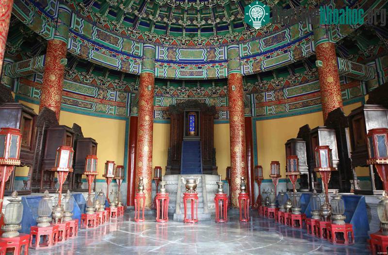 Hoa văn tinh xảo được sử dụng để trang trí bên trong Thiên Đàn