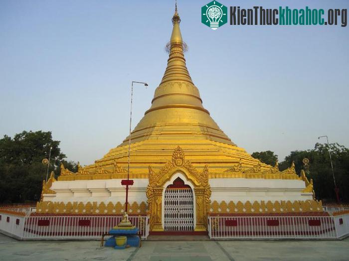 Lumbini có một số ngôi chùa, đền thờ trong đó có đền thờ Hoàng hậu Mada.