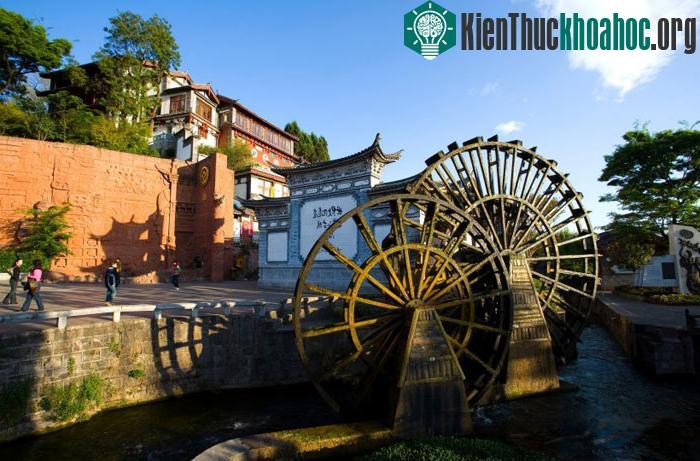 Biểu tượng của Lệ Giang, bánh xe nước ở Quảng trường Ngọc Hà